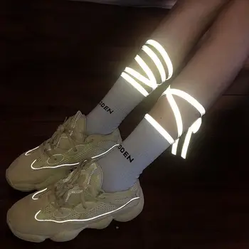 Новые Замазанные светоотражающие кружевные светящиеся носки для женщин, хлопковые модные забавные длинные носки с холодным свечением, интересный подарок для дам