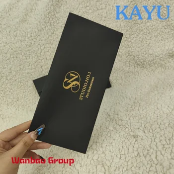 Индивидуальные высококачественные конверты из черной картонной бумаги класса люкс 250gsm, напечатанные с золотым логотипом бумажные конверты